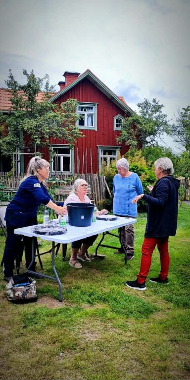 En trevlig dag med gofika , härliga samtal och en massa ull , såpa och vatten! Det blir mer ulltovning framöver :-)